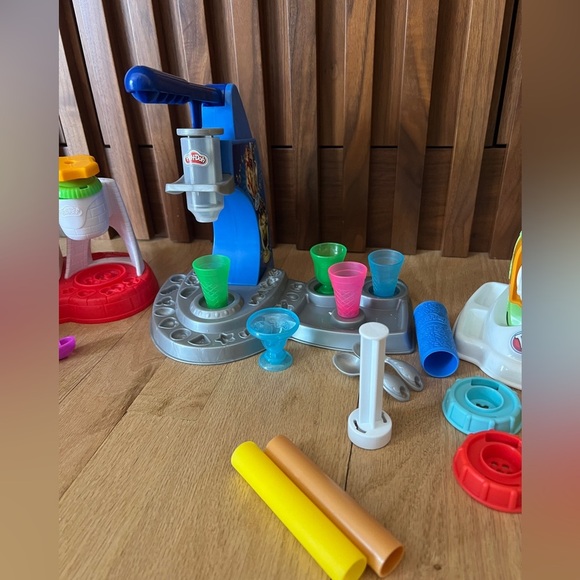 Play-doh Lot of 3 sets Pizza Oven Ice cream maker and Pasta maker with 15 dohs - Picture 3 of 8